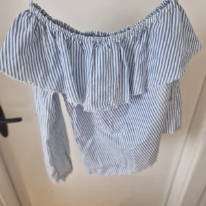 Off shoulder randig topp blå - Off shoulder topp i storlek s, blå randig