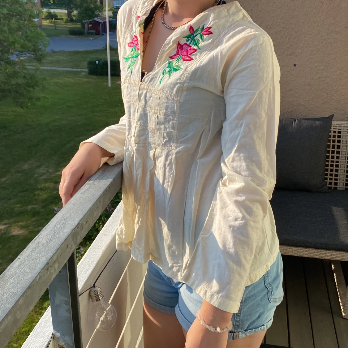 Fin blus med blommiga detaljer 