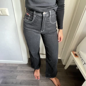 Second hand byxor - 100 procent cotton svarta byxor som är köpta i en second handbutik i LA. Använt men bra skick. Märket är ”golden star”🌻