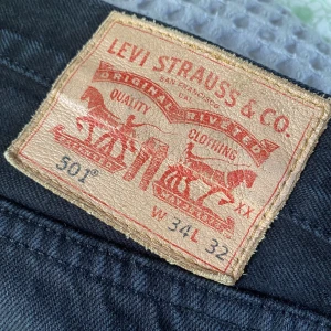 Levis 501 - Svarta Levis 501 i storlek W34 L32, skriv för fler frågor!
