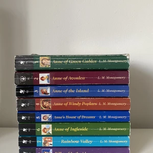 Anne of Green Gables- serien - Säljer Anne på Grönkulla serien på engelska som är klassiker. Böckern gjordes till en serie på Netflix som heter ”Anne With an E”. Böckernas sidor är väldigt böjda och är i dåligt skick, det drar ner på priset. Böckerna köptes för 500kr.