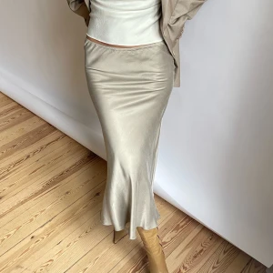 Djerf Avenue adress Skirt Rain - Helt oanvänd kjol från Djerf Avenue. Stl XXS men enligt mig stor i storleken och passar mig som är xs. Endast provad hemma men kommer tyvärr inte till användning, alltså i helt nytt skick. Postar med PostNord eller möts upp i Vasastan/City i Stockholm. 