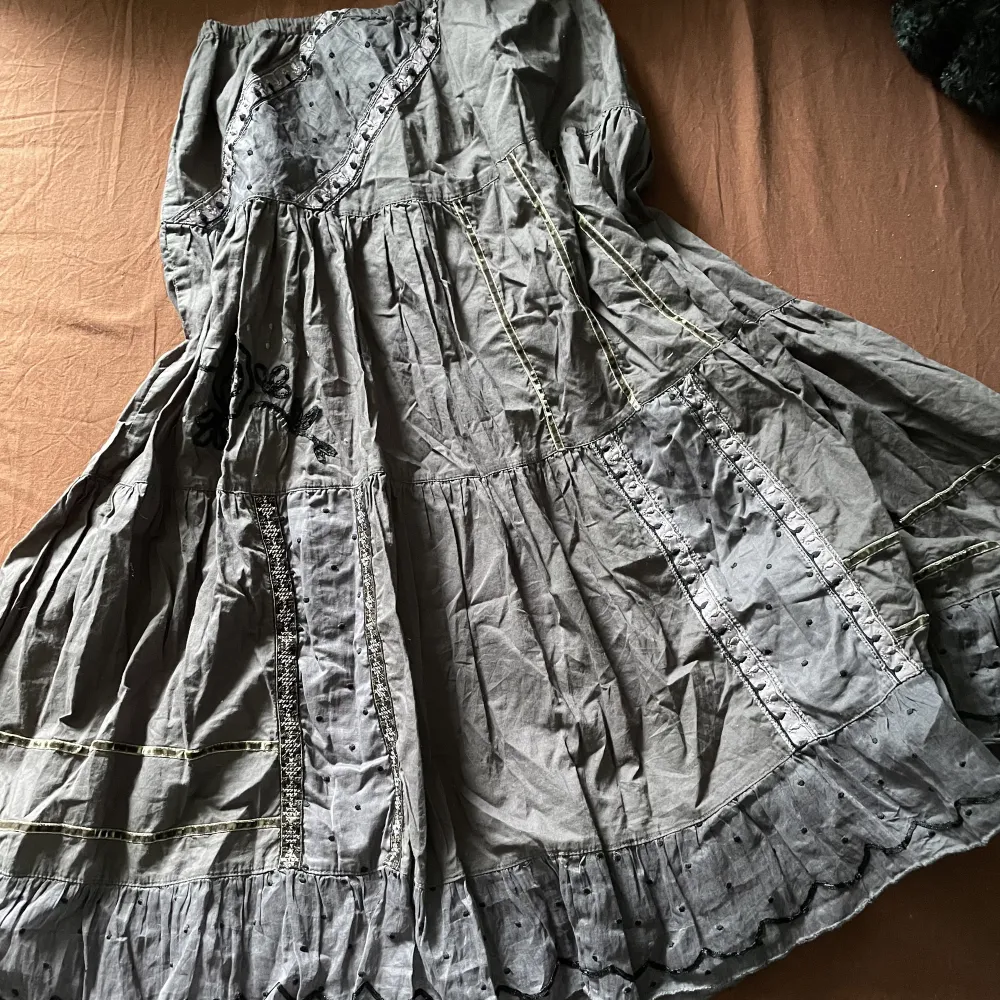 Super cool mellanlång kjol köpt på sellpy, säljer då den inte kommer till användning, bra skick . Kjolar.