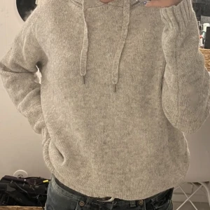 Stickad huvtröja - Köpt begagnad, väldigt fin men är tyvärr för stor för mig så har aldrig använt den. Skriv gärna vid frågor osv. 