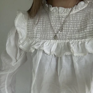 Vit långärmad linneblus Mango - Såå söt och somrig blus från mango! Volanger och virkade detaljer med knytning i ryggen! 💗💗 Pris kan alltid diskuteras❤️