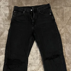 Svarta weekday jeans (float)  - Svarta weekday jeans, float. Knappt använda men har hål vid knäna på båda benen. Jeansen är också higwaist 