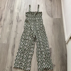 Jumpsuit with flower pattern  - Jumpsuit med bloomönster, knappast använd. Storlek: S 