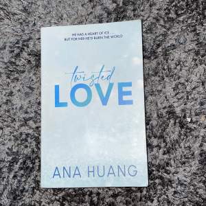 Första boken i boktok-sensationen av Ana Huang. Boken är i fint skick utan anteckningar och vikta sidor. Bok ryggen har inte knäckts, däremot har den blivit lite solblekt och fått en fläck på sidan(se bild 3). Ursprungligen kostade boken 209 kr :) 