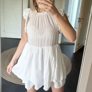 Klänning - Säljer min gamla studentklänning från Hofmann Copenhagen. Superfin och i nyskick, använd en gång!💕 Nypris: 2799 kr