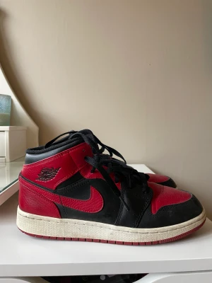 Jordans skor - Säljer mina fina Jordans.  Så jag inte använder dem längre.  Dem är äkta och köpta på southsoles på Instagram🤍dem är hyfsat använda men bra skick! Stl 39. Köpta för 2000kr