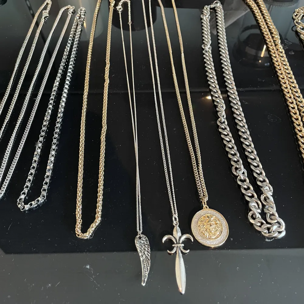 Säljer flera olika halsband & tillhörande berlocker.  Halsband 150 kr/st  Berlocker 50 kr/st. Accessoarer.