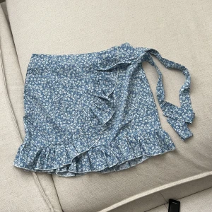 Mini kjol  - Säljer en somrig mina kjol från shein. 