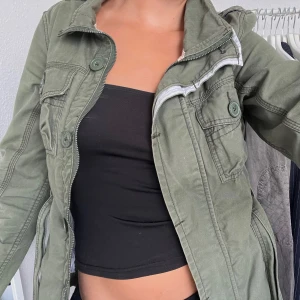 Jacka  - Ursnygg vår/sommarjacka💘 Fraktkostnad tillkommer.