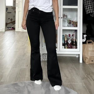 Bootcut jeans svarta - Bootcut jeans från dr denim som ej kommer till användning💗