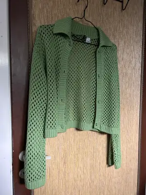 En grön stickad kofta från H&M som är grönare i verkligheten. Säljer för att den ej kommer till användning. Storlek XS men passar även en S.