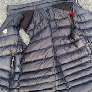 Monclear - Kopia går å scanna så kommer man in på hemsida