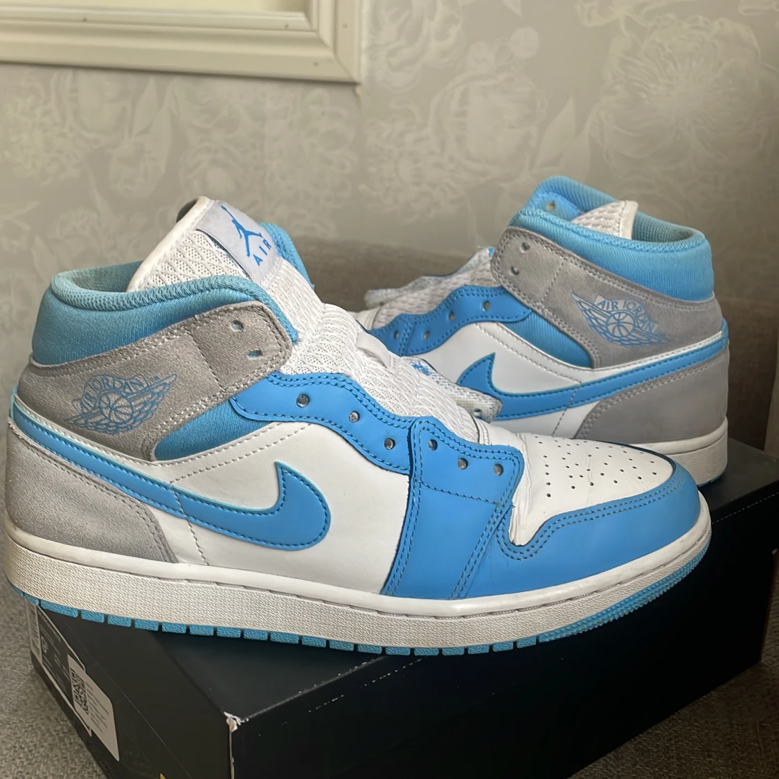 JORDAN 1 "UNIVERSITY BLUE" MID