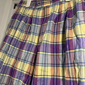 florentino rutiga shorts - dessa var min pappas shorts när han var barn. storlek är i S, ungefär 46L/30W. de har hål på framsidan (finns bild) men de syns inte så mycket då de är relativt små!