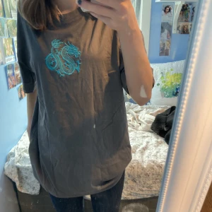 Oversized t-shirt med draktryck - Oversized t-shirt från New Yorker. Använd en eller två gånger🙌