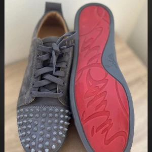 Christian Louboutin  - Stilrena och frächa Christian Louboutin skor i storlek 43! Använda en gång, så i fint skick, se bild. Kartong medföljer. Hjälper min kille att få sålt. A kopi