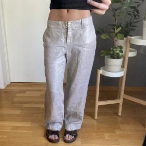Lågmidjade linnebyxor - Lågmidjade guldskimrande linnebyxor från cambio, midjemåttet: 86 🤗Så snygga men tyvärr för stora för mig 😢  Köpta på en secondhandbutik i Berlin 