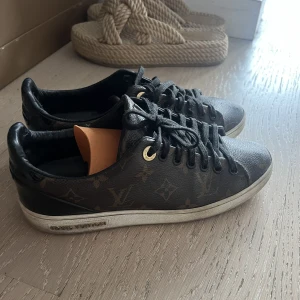 Louis Vuitton skor - Säljer mina Louis Vuitton skor pga att jag aldrig använder dom.  Köpta för 8500kr