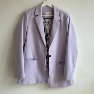 Lavendel Blazer 💜 - Blazer från PartTwo.  Material: polyester, viskos  Har öppnat fickor (se sista bilden)  Använt ganska mycket men i bra skick.