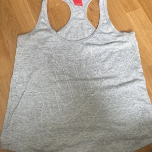 sommar topp - en grå sommar topp från nike 