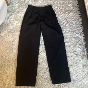 Bershka kostymbyxor - Säljer ett par kostym byxor från about you använda en gång säljer dem pga att dem inte kommer till användning skick 10/10