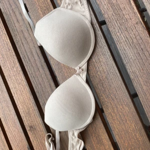 Beige Bh  - Har en annan beige bh från lindex storlek 75A. Har använt bh-n några gånger men bh-n är i ganska bra skick. 😊Man får båda bh-arna i paketpris(gråa bh-n också) . 