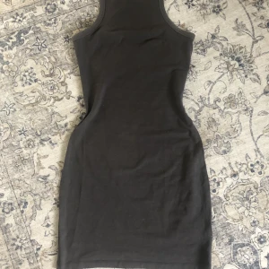 Mörk grå klänning - LÄS BIO INNAN DU KÖPER!!! Klänningen är rätt så kort dock syns de inte på bilderna. Skriv gärna för fler bilder, säljer då jag ej använder den längre. 💕 Klänningen är köpt från H&M.