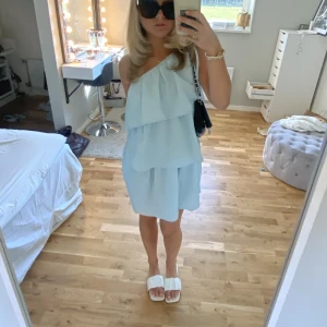 Volang klänning  -  Säljer denna jättefina volang klänningar som är helt ny och aldrig använd förutom testad .