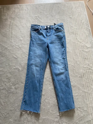 Zara byxor  - Zara byxor med detaljer. Storlek 38 Bling bling detaljer  Använd 2ggr