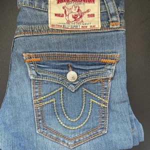 LÅGMIDJADE TRUE RELIGION - Lågmidjade true religion jeans som är så snygga men lite små för mig! Nästan helt oanvända och nypris ca 1000 kr. Skriv för frågor!! (Kolla in min profil för miss me jeans)