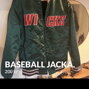 Baseball jacka - Grön baseball jacka, finns på fler sidor. Använt skick.  Köparen står för frakt.