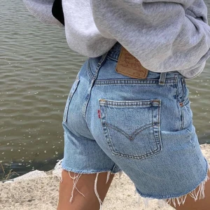 Vintage levis shorts  - Säljer vintage jeansshorts från levis.   Första bilden är lånad✨