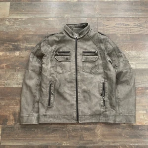 vintage leather jacket - condition visible in photos fitpic 184cm artifical leather insulated