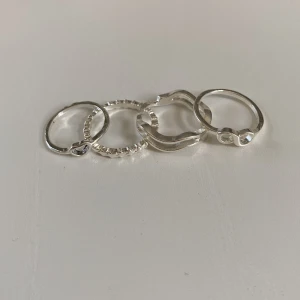 Silverringar  - 4 söta silverringar med unika motiv, inga skador eller liknande 💕(3R)