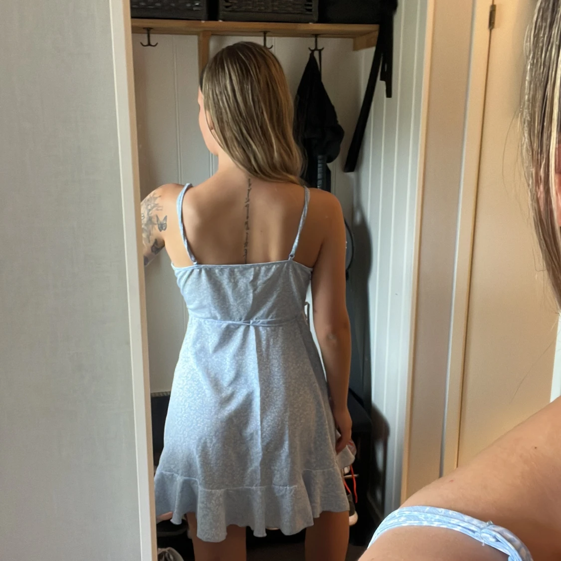 Blå fin sommarklänning med volanger  - 90