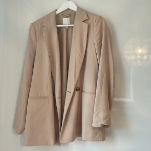 Blazer - Säljer denna beigea (på gränsen till lite rosa) blazer från H&M. Använt ett antal gånger, men är i väldigt gott skick.   Fler bilder ges vid intresse! 🤍🩷