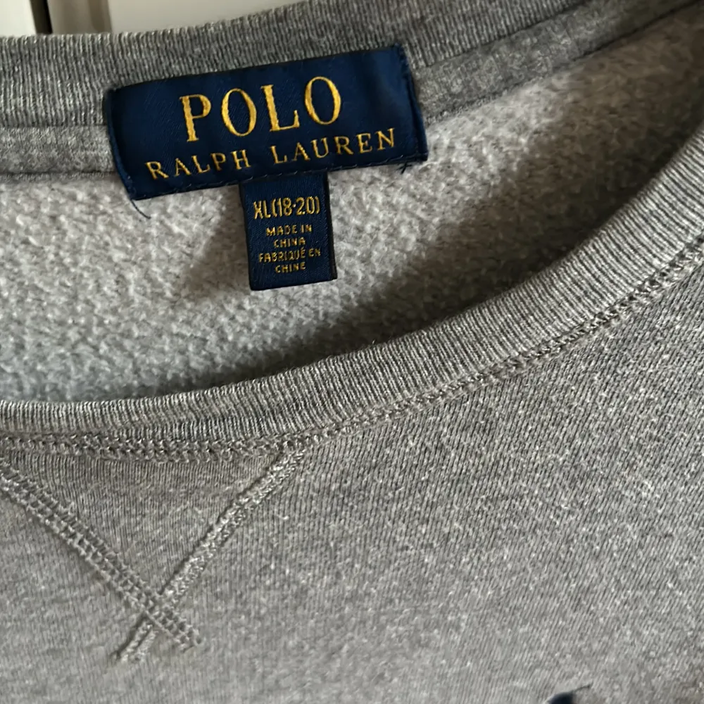 Grå Ralphlauren sweatshirt  Skick 8/10 utan några skador Passar storlek S och XS. Tröjor & Koftor.