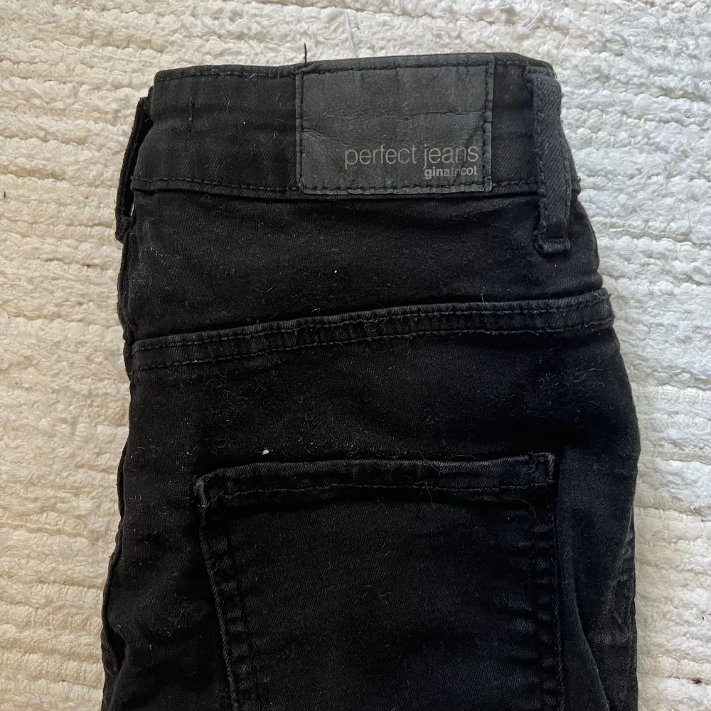 Säljer även dessa svarta skinnyjeans då de sällan kommer till användning. Super sköna i passformen. Storlek S. Hör av er för mer frågor🥰. Jeans & Byxor.