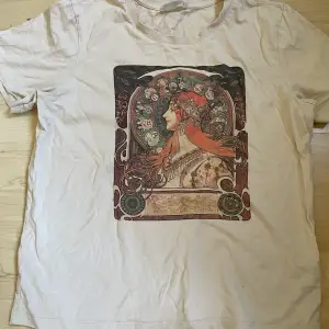 En knappt använd t-shirt från even&odd med coolt jugend/ art nouveau print!  Storlek M 100kr+frakt🌼