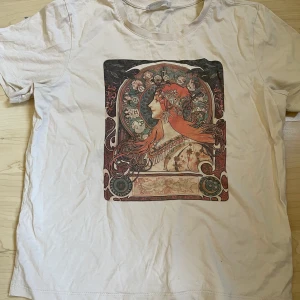 T-shirt med jugendprint - En knappt använd t-shirt från even&odd med coolt jugend/ art nouveau print!  Storlek M 100kr+frakt🌼