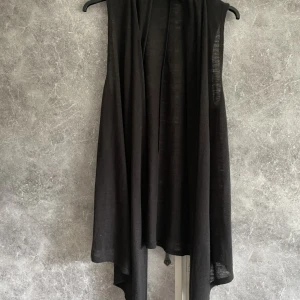 Blus kofta  - En lång svart blus kofta utan ärm 