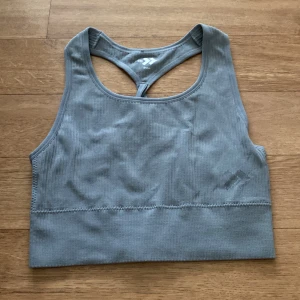 Ribbad sport topp - En fin sport topp i stl s köparen står för frakten 