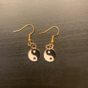 Ying-yang örongången - Säljer dessa fina handgjorda ying yang örongången då de inte kommer till användning! Köpte dem på en marknad coh har aldrig använt dem!💓