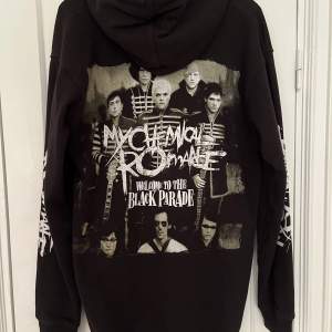 Säljer min älskade My Chemical Romance-hoodie då den helt enkelt inte kommer till användning. Sparsamt använd, snyggt oversized och köpt under turnéåret 2008. 🖤