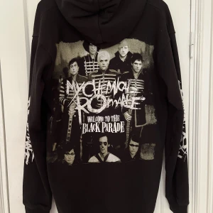 My Chemical Romance Hoodie - Säljer min älskade My Chemical Romance-hoodie då den helt enkelt inte kommer till användning. Sparsamt använd, snyggt oversized och köpt under turnéåret 2008. 🖤