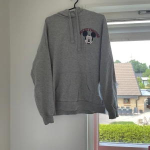 Mickey Mouse Hoodie 🤍 - En söt mickey mouse hoodie, tunn och skön, oversized!